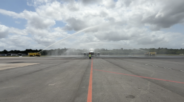 Batismo e sobrevoo com bênçãos: Aeroporto Internacional de Belém recebe imagem do Círio de Nazaré e celebra início da festividade católica