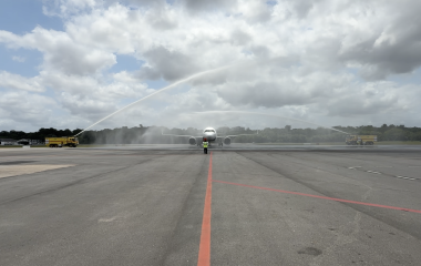 Batismo e sobrevoo com bênçãos: Aeroporto Internacional de Belém recebe imagem do Círio de Nazaré e celebra início da festividade católica
